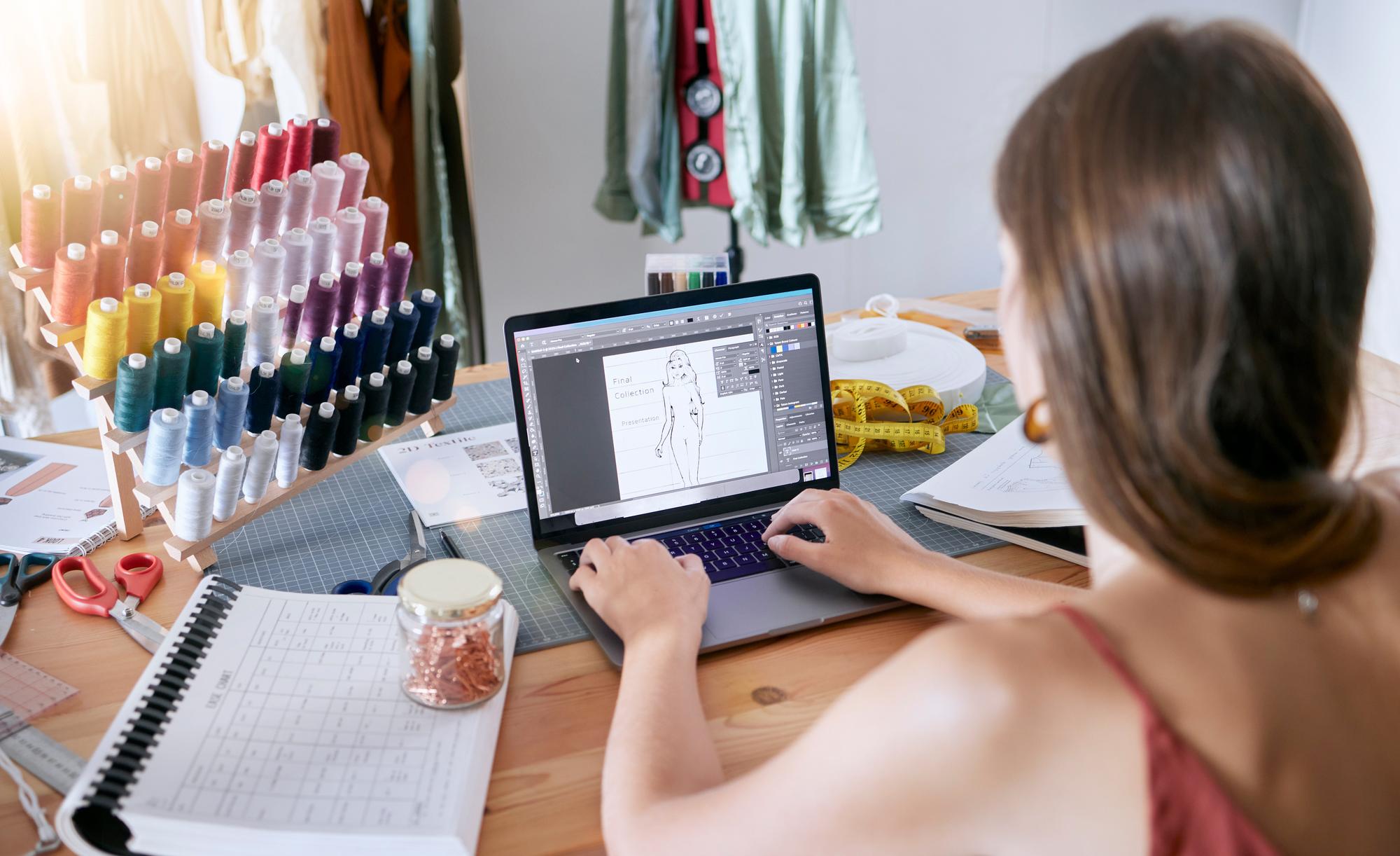 atelier con macchina da ricamo e laptop
