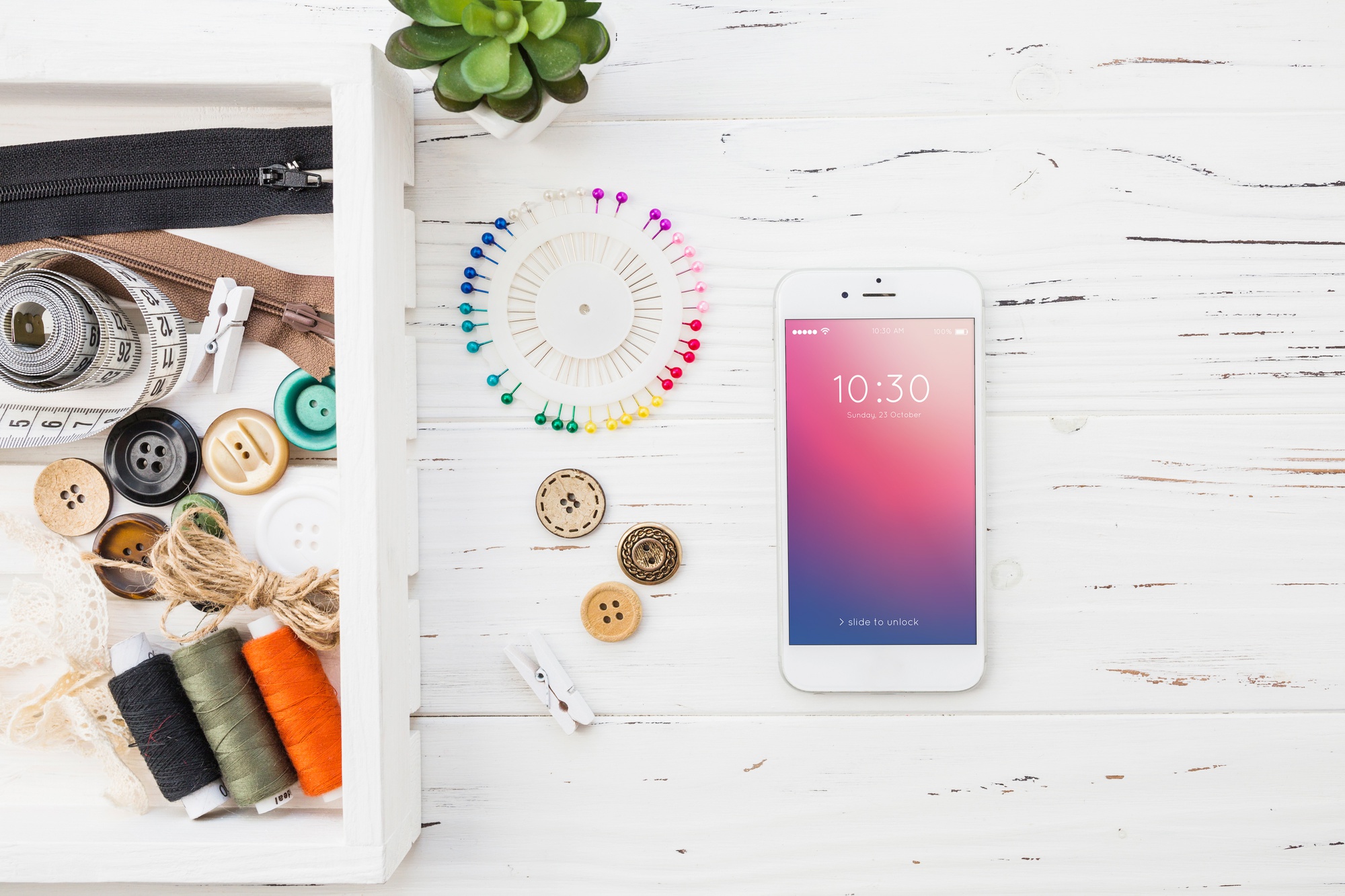 scena compatta: kit di ricamo con smartphone
